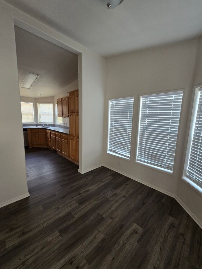 Building Photo - Pet Friendly 3bed : 2bath home w/ Garage &...