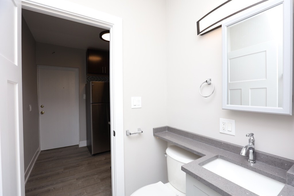 Building Photo - 747 W Cornelia Ave