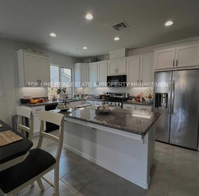 Building Photo - 2 Private rooms one bath For rent NW Visalia