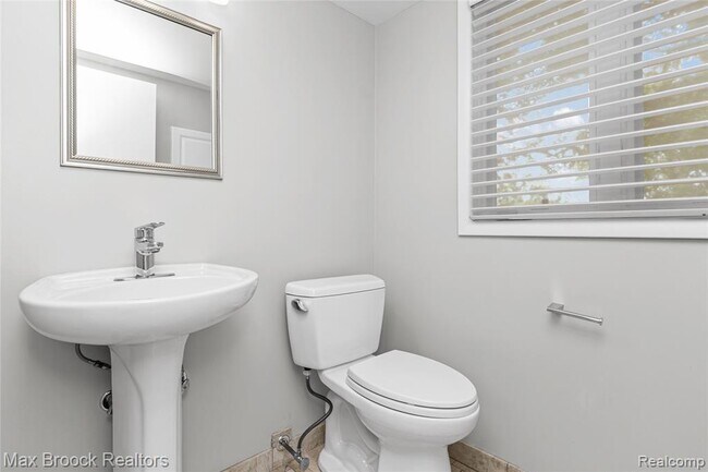 Building Photo - 3988 Lakeland Ln