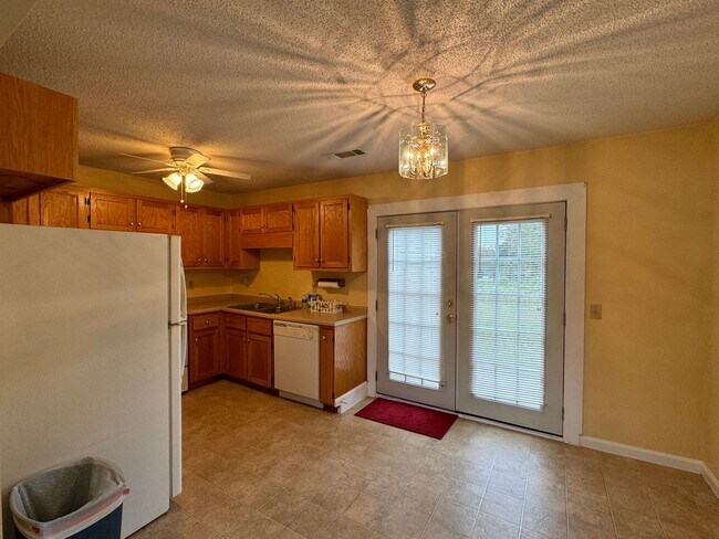 Building Photo - Charming 3BR/2BA Single-Family Home in a Peaceful Commerce Location