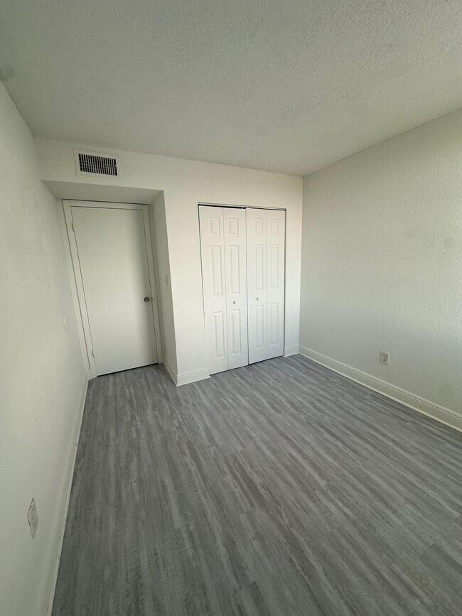 Building Photo - 1825 W 56th St