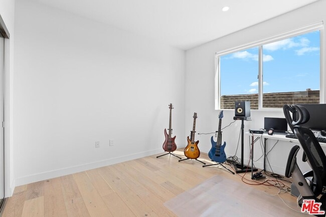 Building Photo - 1367 N Alta Vista Blvd