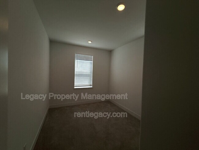 Building Photo - 8332 Taylormade Wy