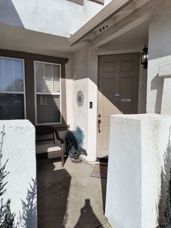 Building Photo - 4 Bedroom 3 Bathroom In Rocklin!