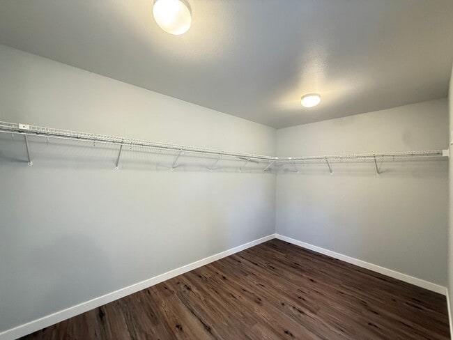 Building Photo - Move in Ready Luxury 4 Bedroom, 2.5 bath h...