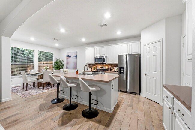 Building Photo - 103 Ledgestone Pl