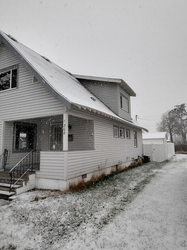 Building Photo - 1308 E Queen Ave