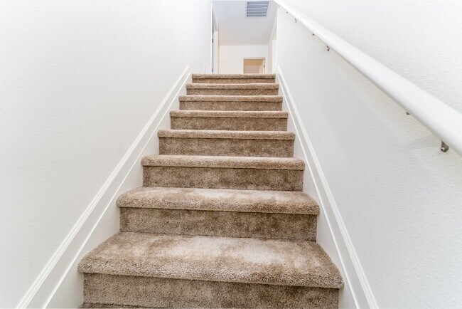 Building Photo - Available July 10! Spacious 4BR/2.5BA Preston Floor Plan (2,227 Sq Ft) – Granite Kitchen, Stainle...