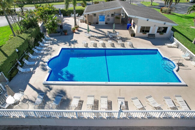 Building Photo - 2770 Garden Dr S