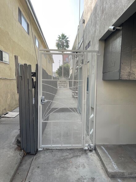 Building Photo - 3820 Mentone Ave