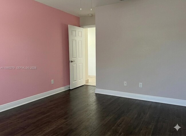 Building Photo - 633 NE 2nd St