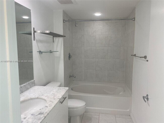 Building Photo - 950 Brickell Bay Dr