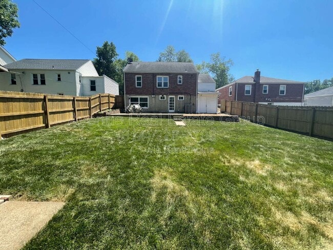 Building Photo - 425 Bismark Ave