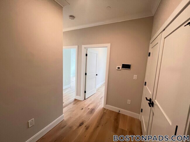 Building Photo - 157 Everett St