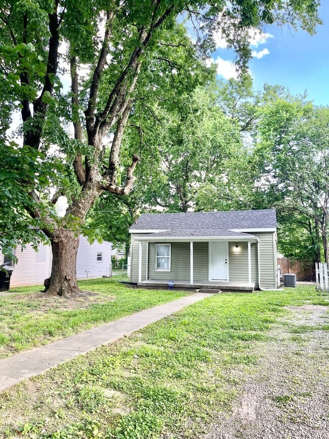 Building Photo - Nice Family Home in the 40215 Area