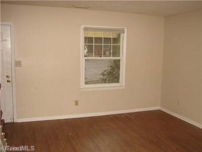 Building Photo - Move-In Ready 2BR/1.5BA End-Unit Townhouse...