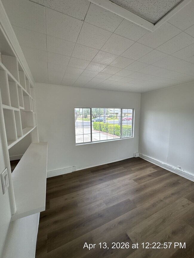 Building Photo - Dinuba Home! Available Now !