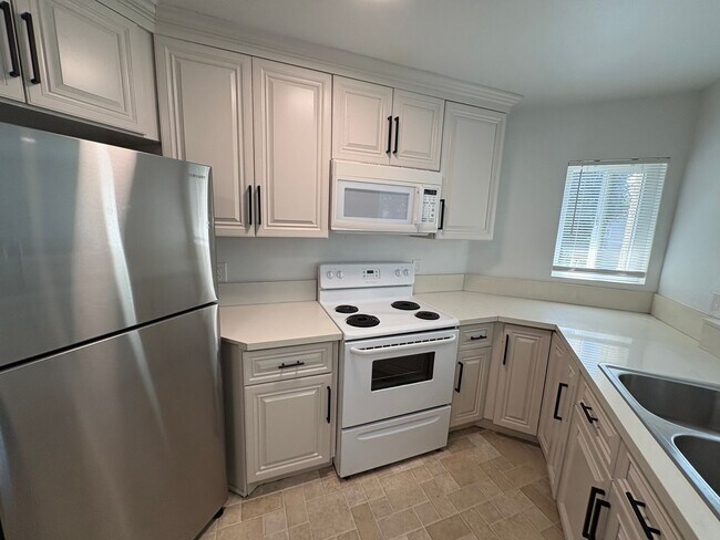 Building Photo - 7405 Charmant Dr