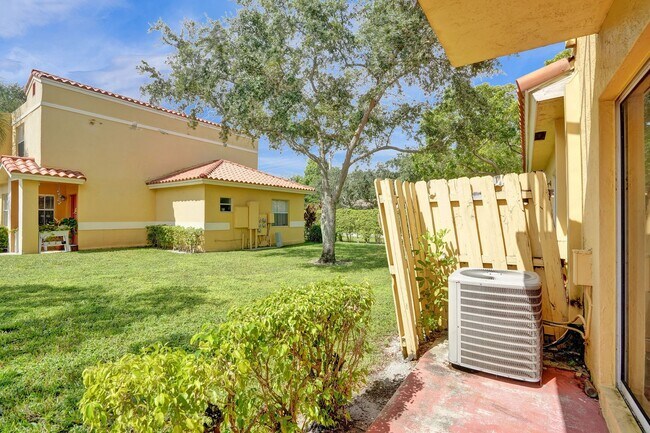 Building Photo - Townhouse with 2 Beds, 2.5 Baths, In-Unit Washer/Dryer