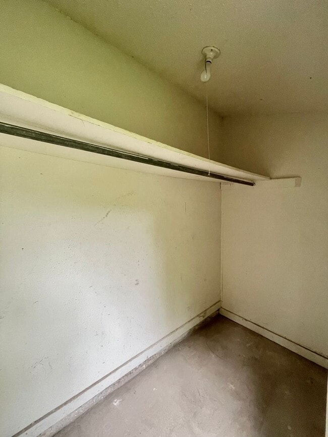 Building Photo - 2 Bedroom, 1 Bathroom home + Large Yard and Carport