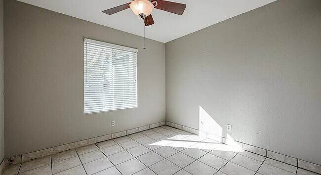 Building Photo - 604 W Kiva Ave