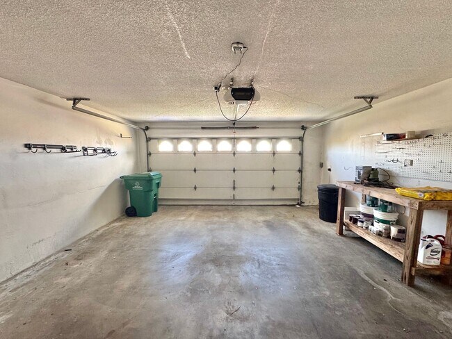 Building Photo - Huge Oak Park Home! 4bd/2.5ba house with incredible yard w/ VIEWS + spa, A/C, garage, W/D!