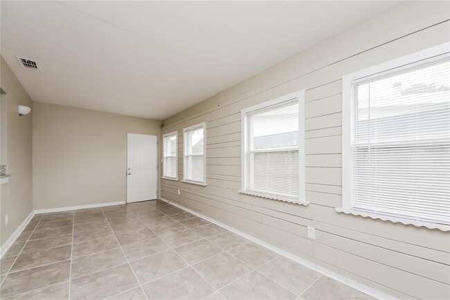 Building Photo - 713 E Flag Way