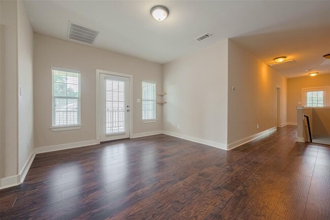 Building Photo - 2865 Westhollow Dr