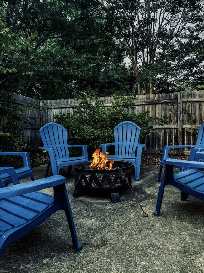 Building Photo - 11501-11505 5 Cedars Rd