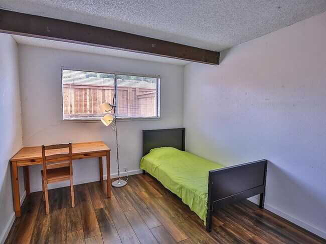 Building Photo - "Charming 3-Bedroom Home with Granite Touc...