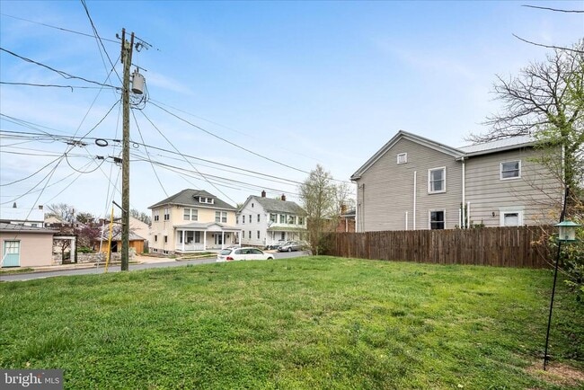 Building Photo - 402 S Loudoun St