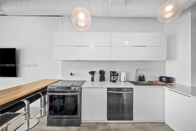 Building Photo - 10 SW South River Dr