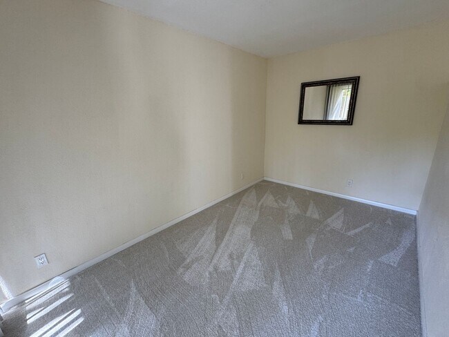 Building Photo - 2 Bedroom 1st Level Condo - SDSU AREA