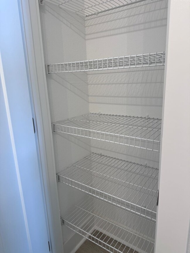 Building Photo - 997 Burnside Rd