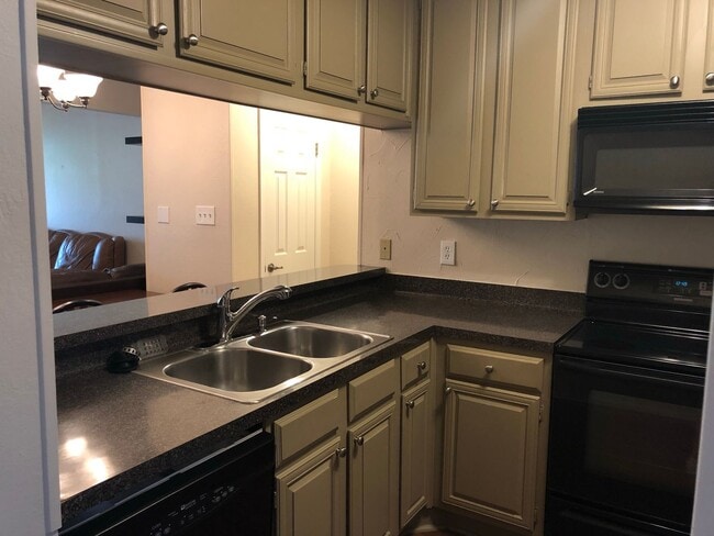 Building Photo - UT PRE-LEASE: 2 BR / 2 BA - Top Floor Unit...