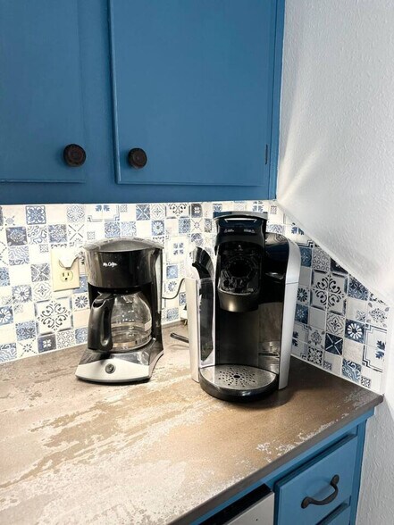 Building Photo - 941 Navidad St