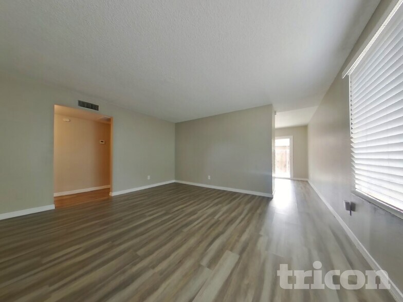 Building Photo - 1205 E Grove Cir