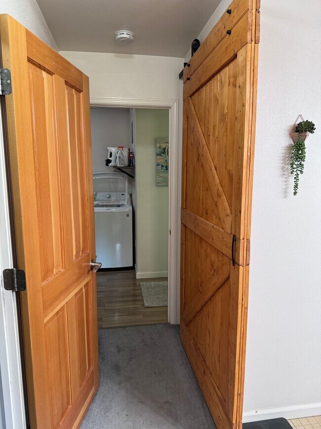 Building Photo - Beautiful 3 Bedroom, 2 bath, 2 Car Garage home off Chena Hills/Chena Ridge