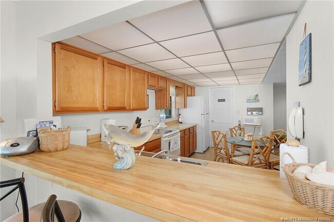 Building Photo - 10200 S Ocean Dr