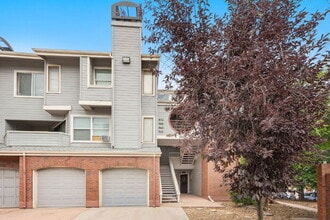 Building Photo - Updated 2-Bedroom Ground-Level Condo – Wat...