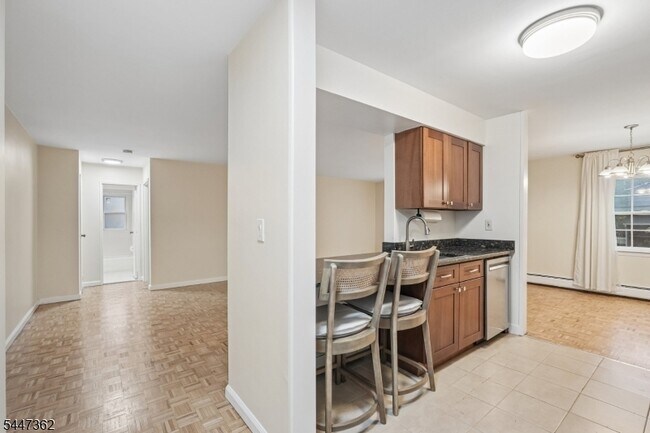 Building Photo - 135 S Maple Ave