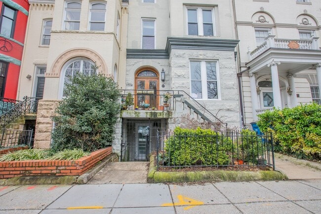 Primary Photo - Stunning 2 BR/2 BA Condo in Dupont Circle!