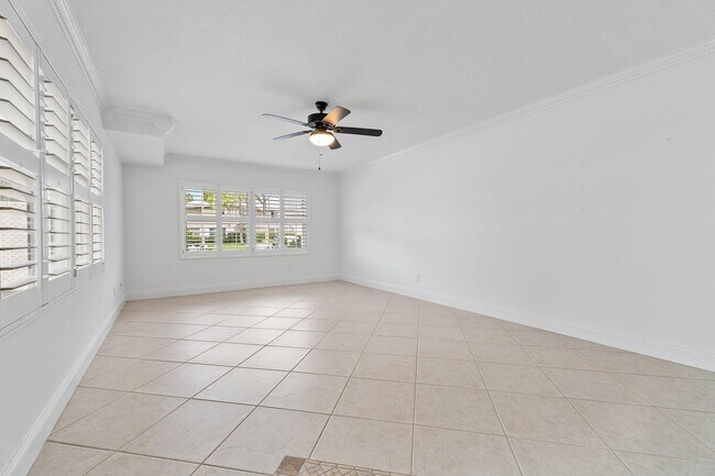 Building Photo - 2406 SW Danbury Ln