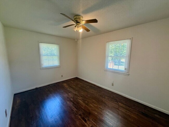 Building Photo - 315 E Dameron Ave