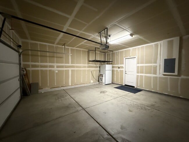 Building Photo - Modern 4-bedroom 3-bath available in Elk Grove