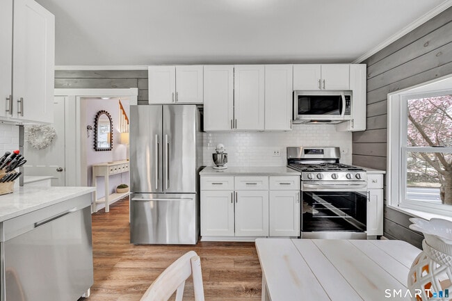 Building Photo - 132 Pequot Ave