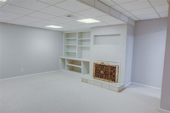 Building Photo - 639 Lakeshore Dr NW