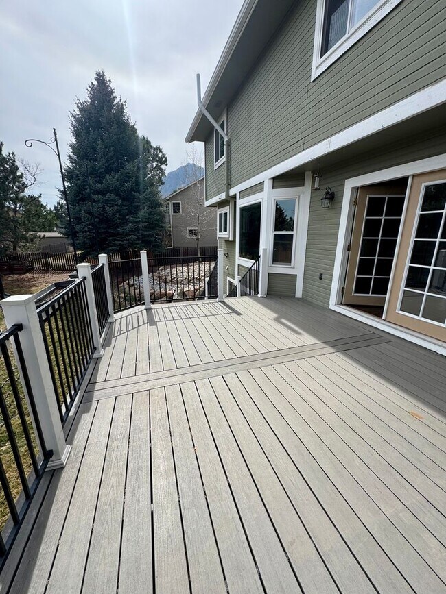 Building Photo - 5 Bedroom Home in Broadmoor Bluffs