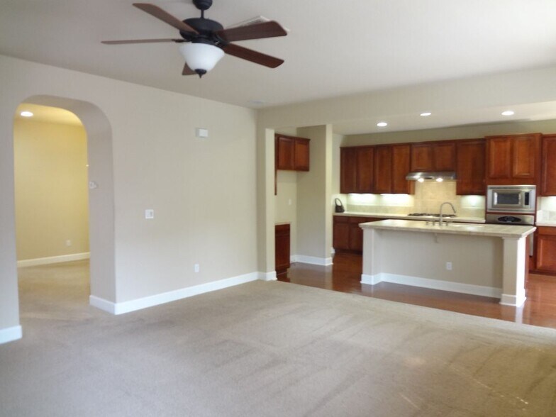 Building Photo - 1123 Montague Ln